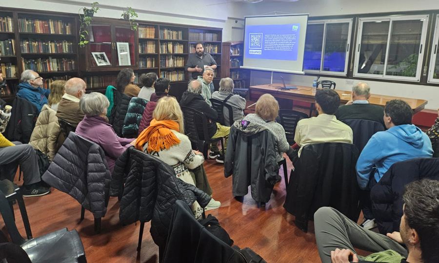 Charla con público en una biblioteca