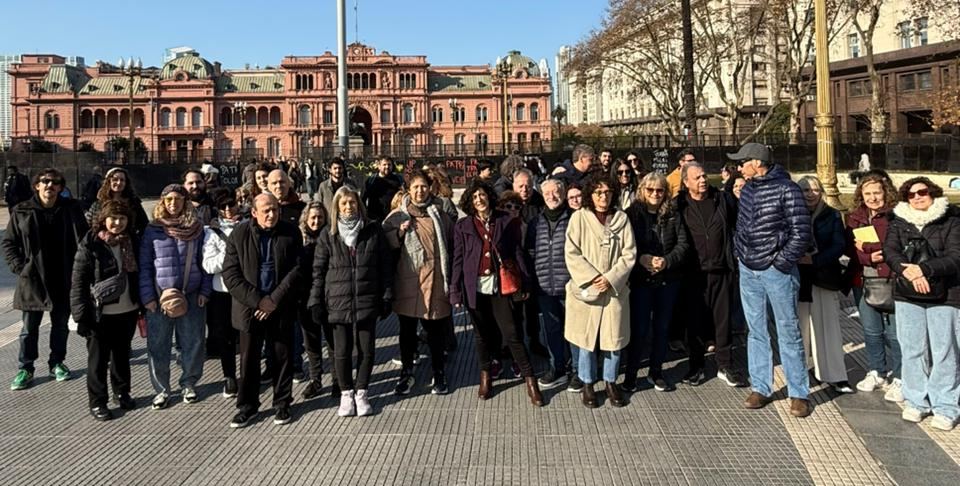 Grupo de Meretz frente a la Casa Rosada en Plaza de Mayo
