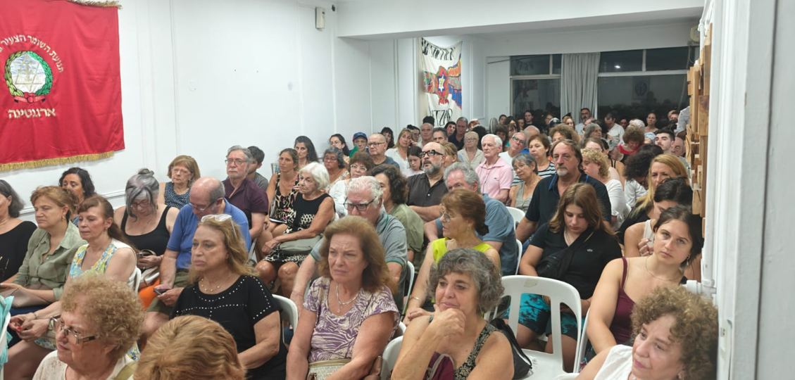 Sala llena de público en una charla