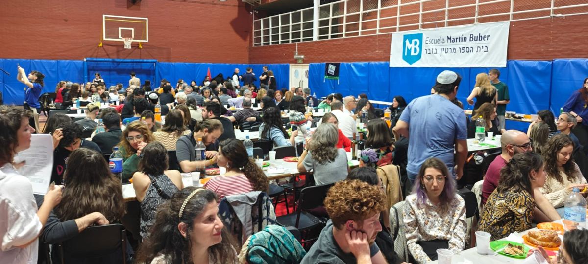 Cena comunitaria en la Escuela Martín Buber