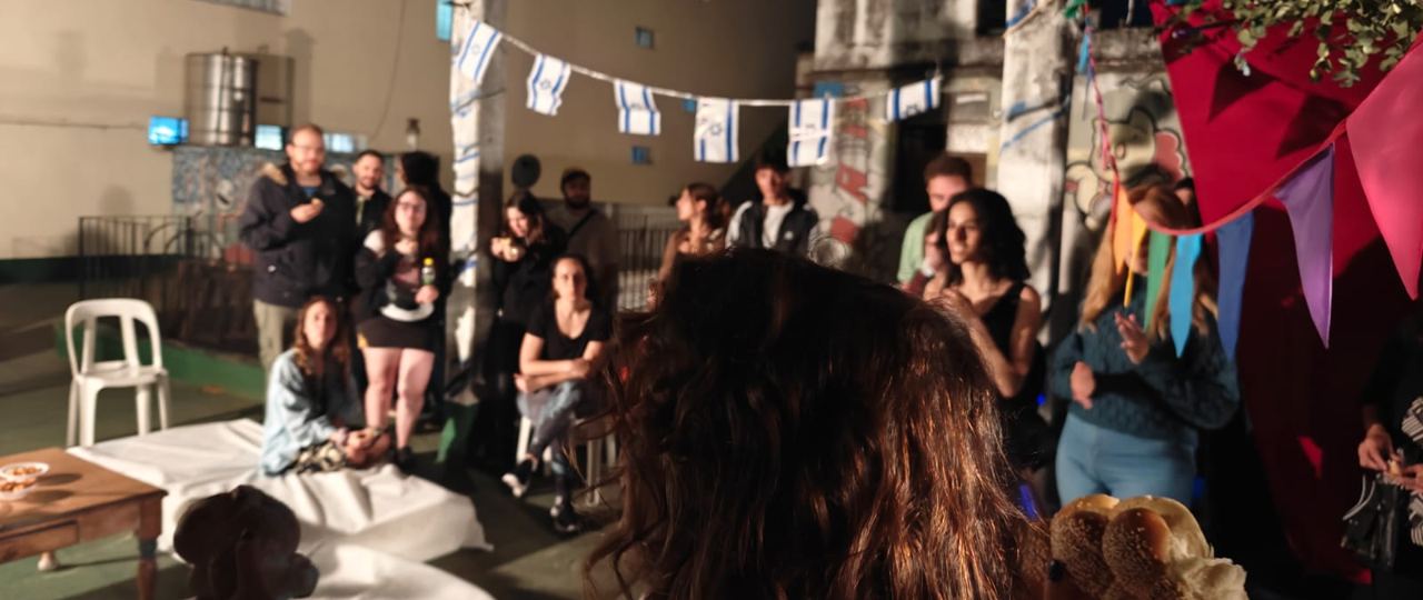 Encuentro en una terraza de noche