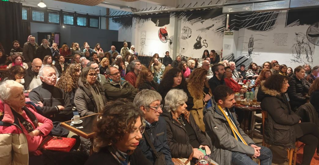 Público en un bar cultural