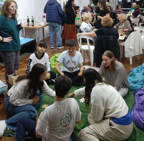 Jóvenes jugando sentados en el piso