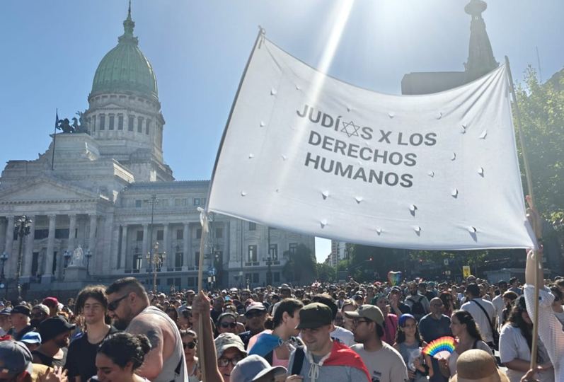 Bandera de Judíxs por los derechos humanos frente al Congreso